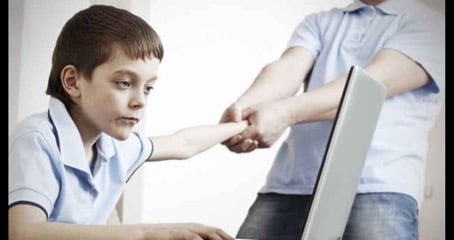 مخاطر الإنترنت على طفلك ، تعرفي عليها