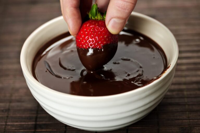 طريقة صوص الشوكولاتة لتزيين الحلويات والكيك