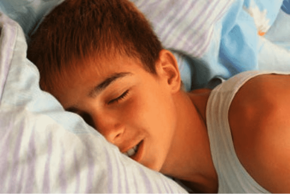 سبب كثرة النوم عند المراهقين هل مشكلة صحية أم ظاهرة طبيعية ؟!