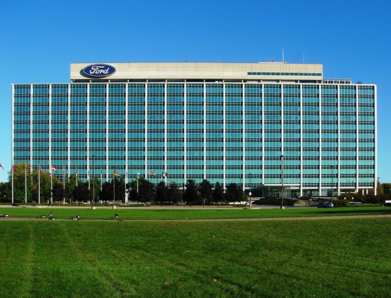 من هي شركة السيارات الكبيرة Ford؟